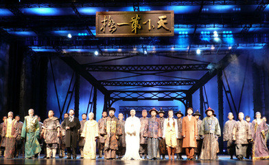 一個(gè)共產(chǎn)黨員的信念 一位老藝術(shù)家的風(fēng)范——省話劇院國家一級(jí)演員王晶強(qiáng)忍失父痛噙淚赴演出