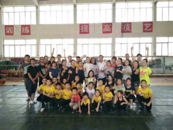 一堂生動(dòng)的雜技表演課——著名雜技表演藝術(shù)家吳正丹、魏葆華到甘肅省雜技團(tuán)交流