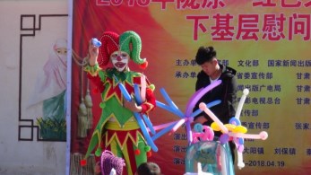 甘肅省雜技團(tuán)赴張家川縣胡川鎮(zhèn)、川王鎮(zhèn)、大陽(yáng)鎮(zhèn)、劉保鎮(zhèn)、秦安鄉(xiāng)、木河鄉(xiāng)等村鎮(zhèn)開(kāi)展2018年“我們的中國(guó)夢(mèng)”——文化進(jìn)萬(wàn)家暨隴原“紅色文藝輕騎兵”文化惠民演出活動(dòng)