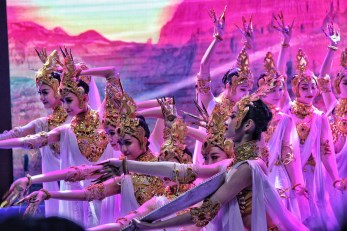 教育部、文化和旅游部、財政部2019年高雅藝術進校園——中國經典舞劇《絲路花雨》在濟南歷城二中華彩綻放