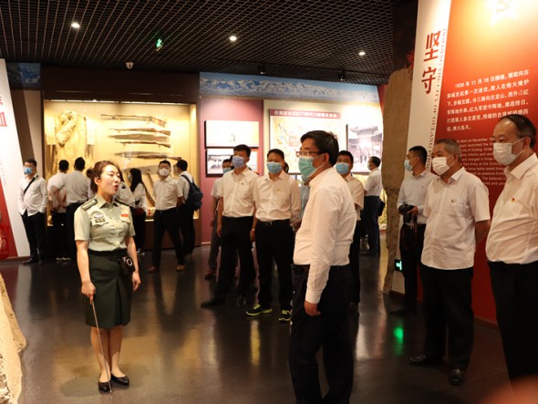 “ 傳承紅色基因，學習時代楷模，講好中國故事”——甘肅演藝集團機關黨支部聯(lián)合演出公司、舞美中心黨支部赴古浪開展主題黨日活動