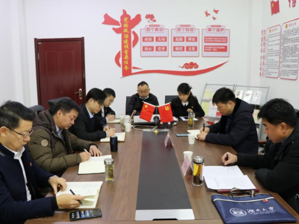 甘肅演藝集團黨委委員、副總經(jīng)理張國偉為演出公司、舞美中心黨員干部職工 作黨的十九屆五中全會精神宣講