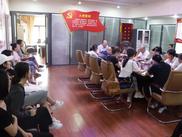 甘肅演藝集團(tuán)黨委委員、副總經(jīng)理王衛(wèi)平為秦腔藝術(shù)劇院講授專(zhuān)題黨課