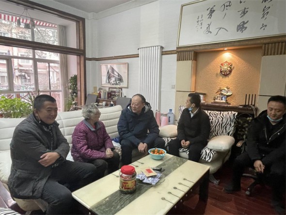 甘肅演藝集團(tuán)領(lǐng)導(dǎo)走訪慰問(wèn)退休老干部、老黨員和困難職工