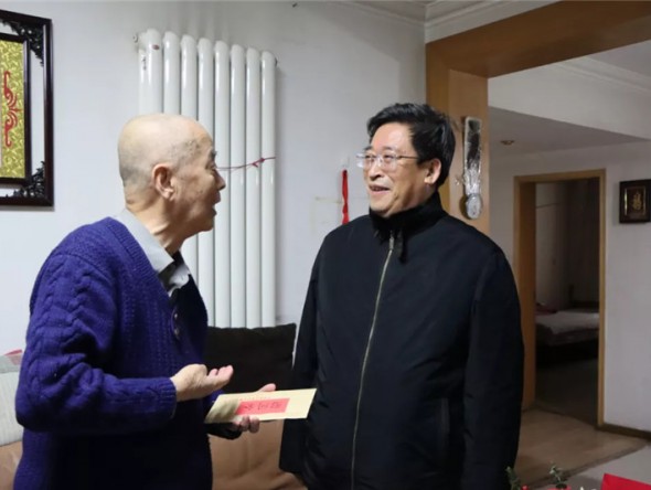 甘肅演藝集團(tuán)黨委書(shū)記、董事長(zhǎng)陳其銀一行赴敦煌藝術(shù)團(tuán)開(kāi)展春節(jié)前慰問(wèn)困難職工活動(dòng)