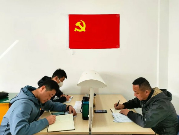 弘揚(yáng)勞模精神，用青春力量點(diǎn)燃?jí)粝?，匠心鑄就輝煌未來